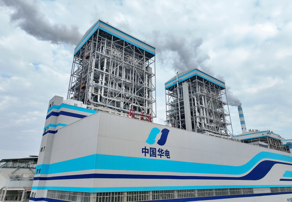 这是福建华电可门发电有限公司6号（左）机组外景（1月25日摄，无人机照片）。
