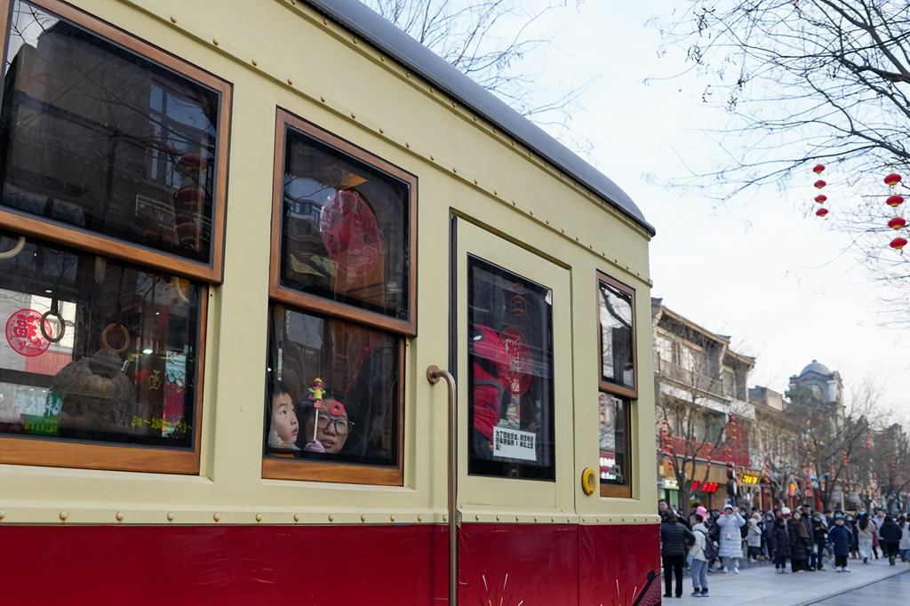 1月29日，在位于北京中轴线上的前门大街，游客乘坐“铛铛车”观光游览。新华社记者 鞠焕宗 摄