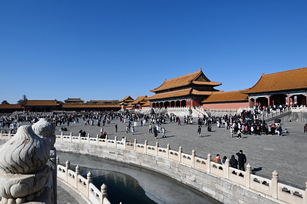 2月2日，游客在位于北京中轴线上的故宫观光游览。新华社记者 张晨霖 摄