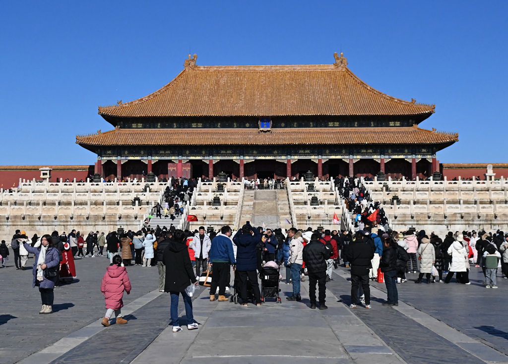 2月2日，游客在位于北京中轴线上的故宫观光游览。新华社记者 张晨霖 摄