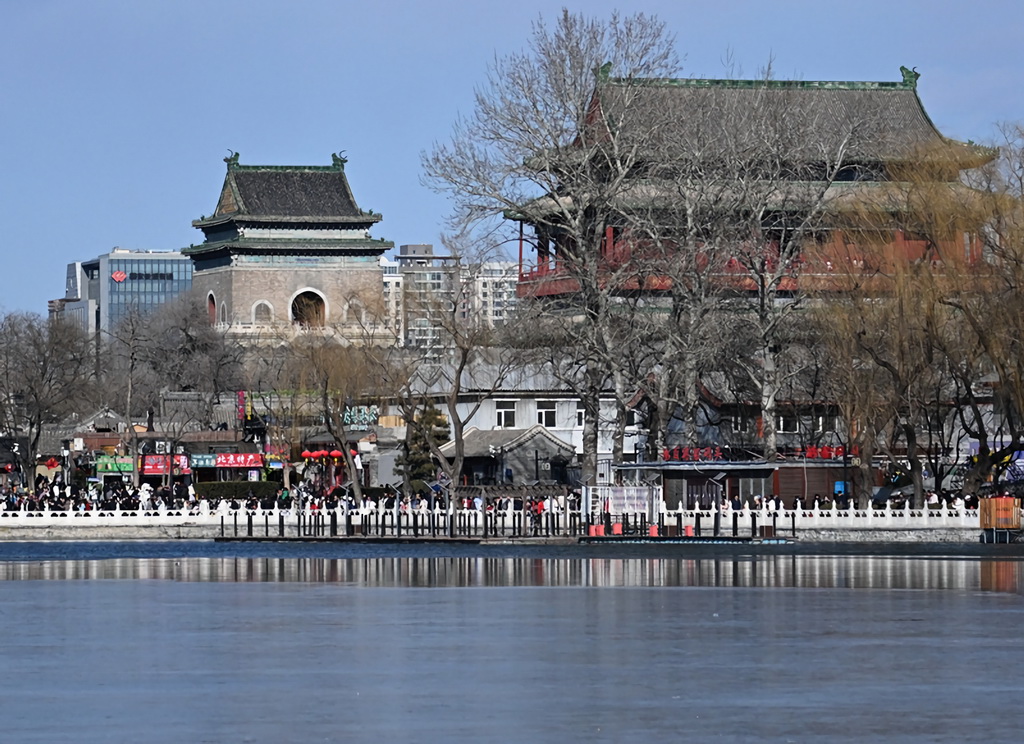 2月2日，游客在位于北京中轴线上的什刹海游玩。新华社记者 张晨霖 摄