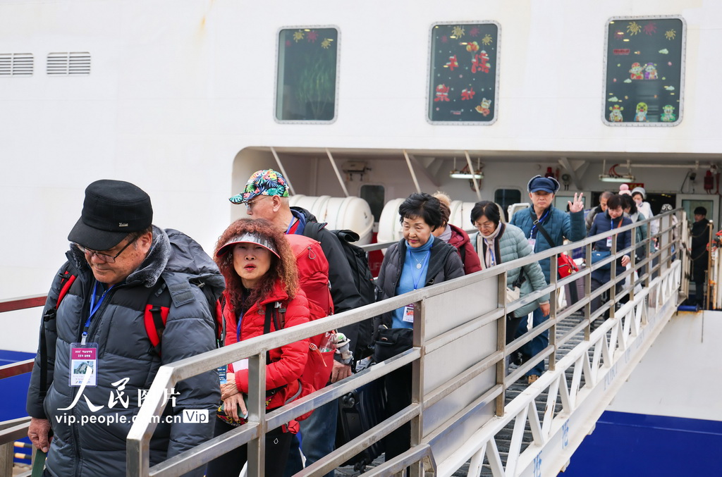 江苏连云港：迎来新春首批入境游外国旅客