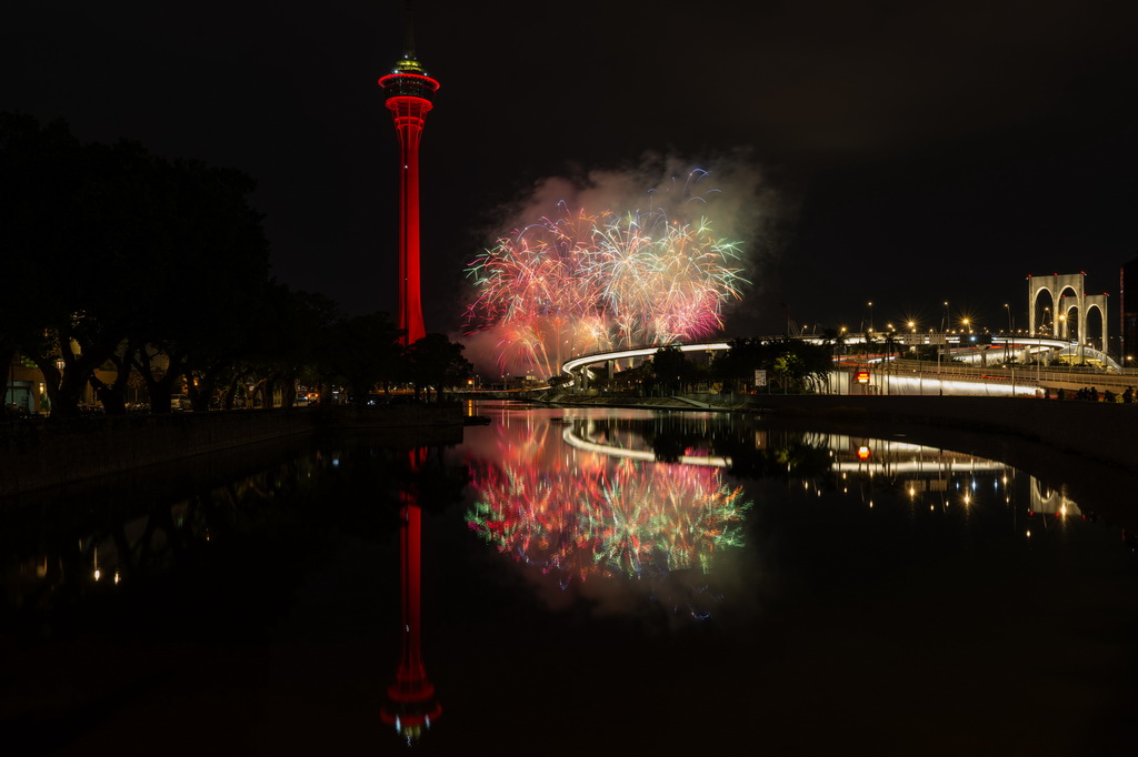 澳门举行“欢乐春节 灵蛇献瑞烟花汇演”【4】