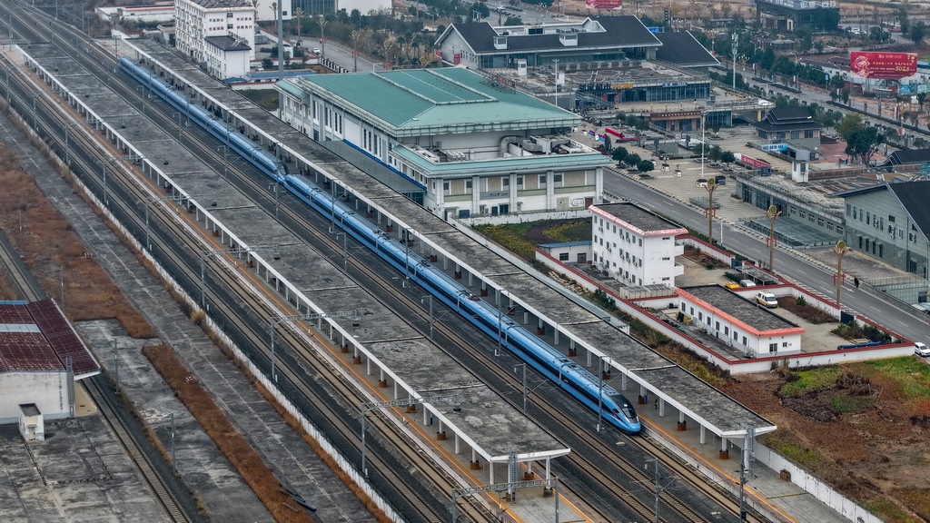 云南铁路开行蛇年首趟务工专列