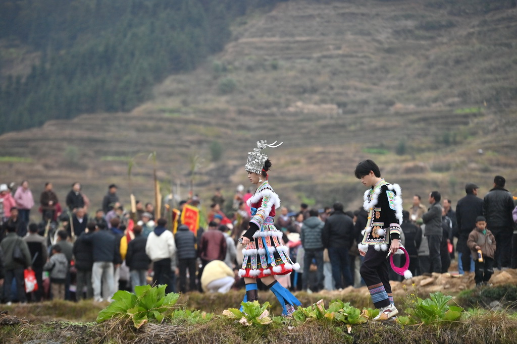 2月5日，在融水苗族自治县杆洞乡，苗族青年前往百鸟衣芦笙坡会现场。新华社记者 黄孝邦 摄