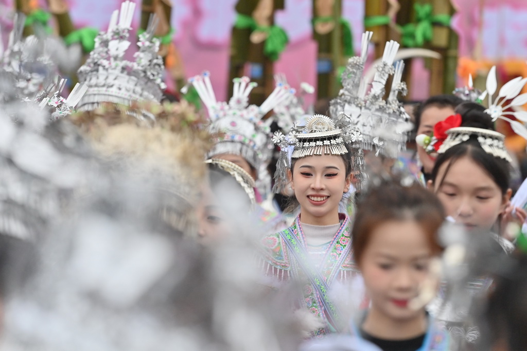 2月5日，苗族姑娘在融水苗族自治县杆洞乡百鸟衣芦笙坡会上跳芦笙踩堂舞。新华社记者 黄孝邦 摄