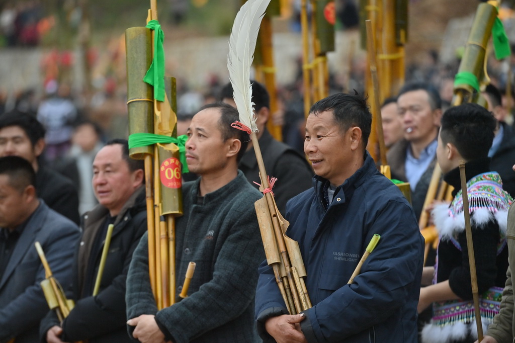 2月5日，人们在融水苗族自治县杆洞乡百鸟衣芦笙坡会上观看民俗展演。新华社记者 黄孝邦 摄