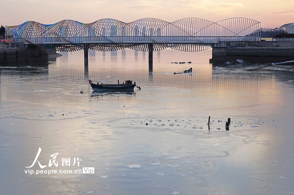2025年2月6日，山东青岛西海岸新区唐岛湾海滨出现大片海冰。