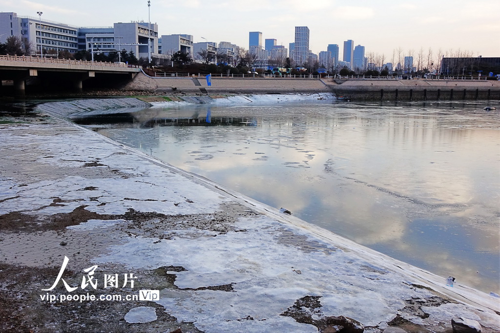2025年2月6日，山东青岛西海岸新区唐岛湾海滨出现大片海冰。