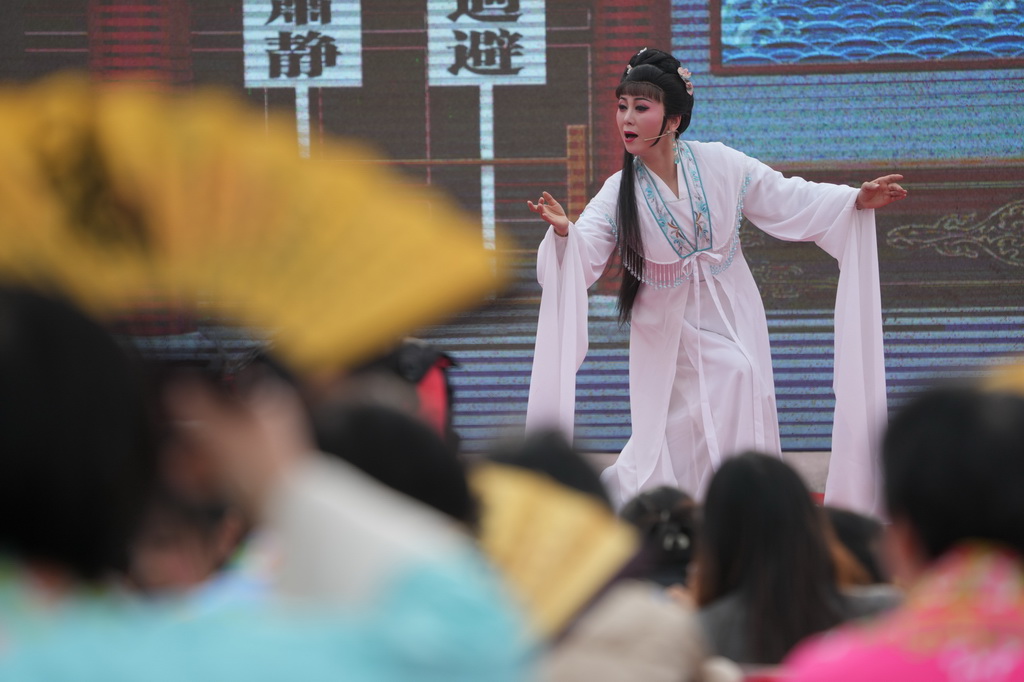 在绍兴市嵊州市三江街道桥里村举行的戏剧村晚中，文化特派员过君英演唱越剧《花中君子》选段（1月21日摄）。
