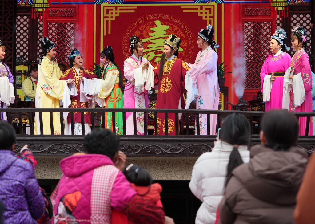 在绍兴市柯桥区夏履镇莲增村，民间越剧团晶蕾艺术团为村民表演越剧《五女拜寿》（1月25日摄）。
