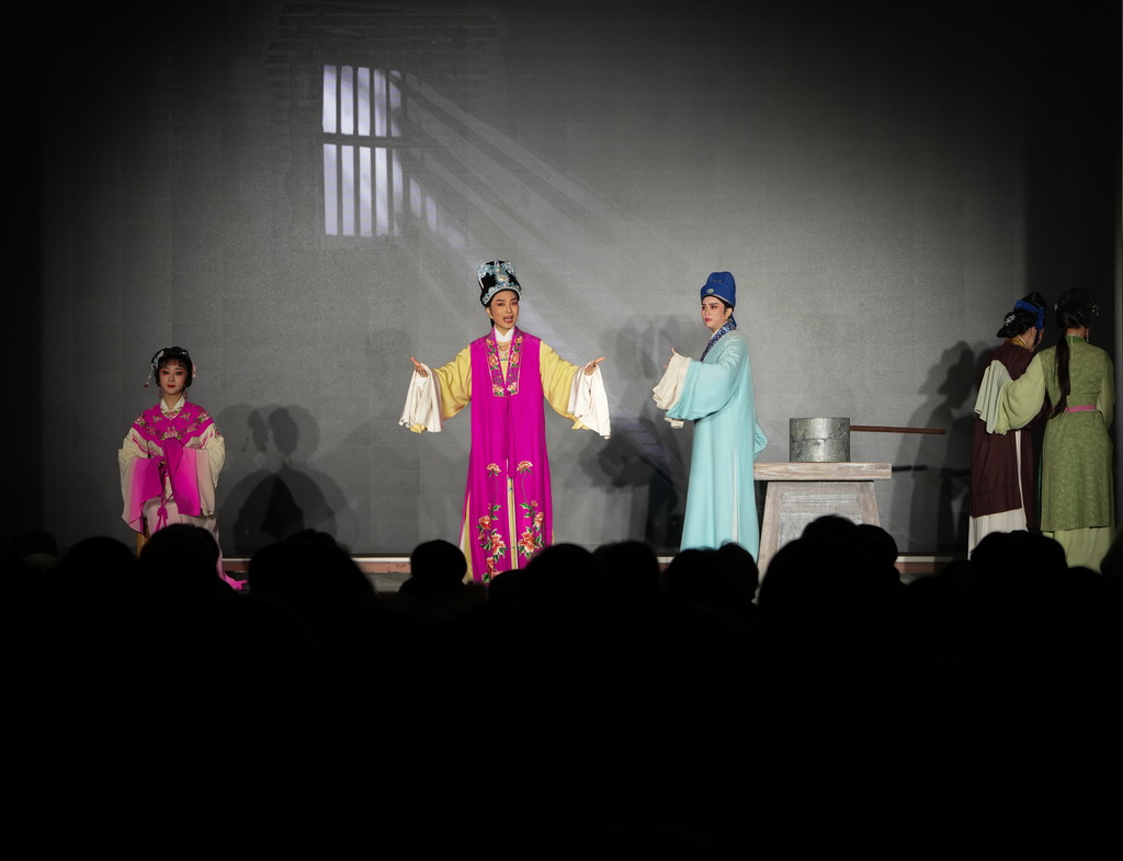 在绍兴市嵊州市三界镇清水塘村文化礼堂，下乡演出的嵊州市越剧团为乡亲演出越剧《双桥结亲》（1月21日摄）。
