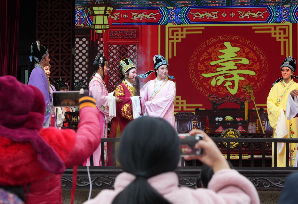 在绍兴市柯桥区夏履镇莲增村，民间越剧团晶蕾艺术团为村民表演越剧《五女拜寿》（1月25日摄）。