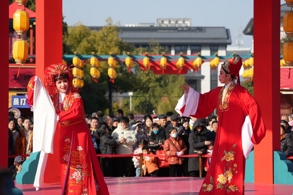 在绍兴市越城区，演员在“绍兴古城过大年”活动上表演越剧《何文秀》选段（1月29日摄）。