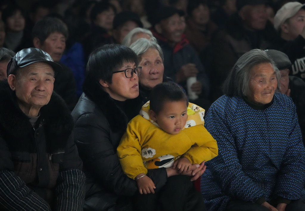 在绍兴市嵊州市三界镇清水塘村文化礼堂，村民在观看嵊州市越剧团下乡演出的越剧《双桥结亲》（1月21日摄）。
