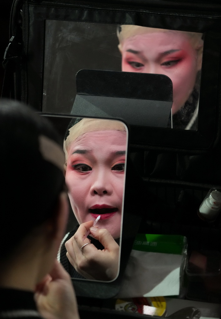 在绍兴市柯桥区夏履镇莲增村，民间越剧团晶蕾艺术团的演员在为表演越剧《五女拜寿》做准备（1月25日摄）。