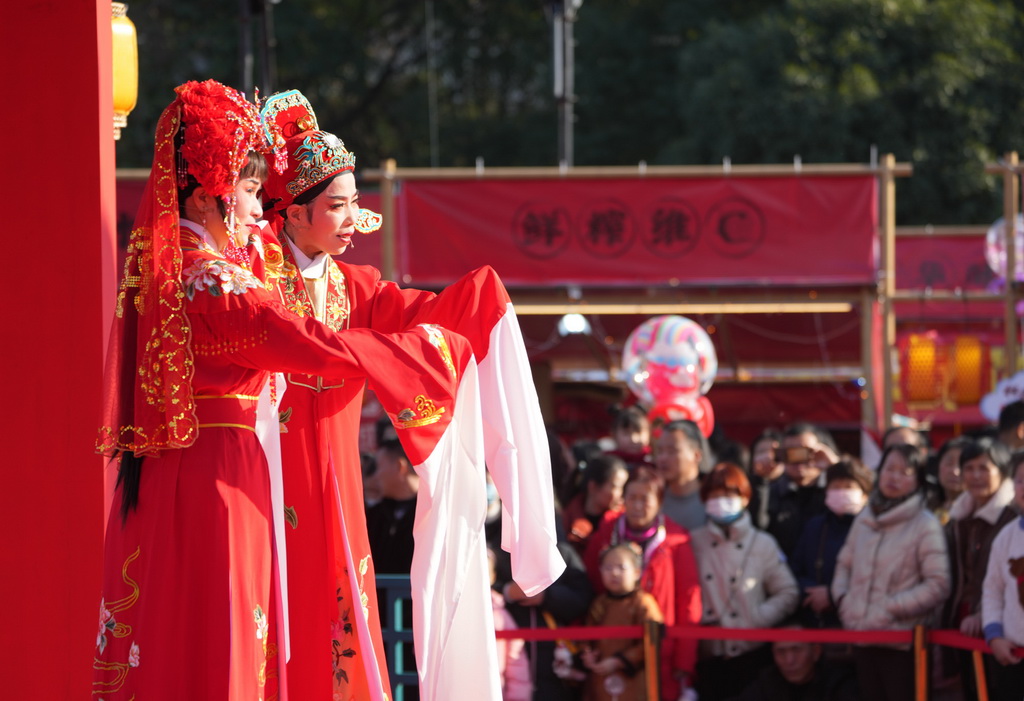 在绍兴市越城区，演员在“绍兴古城过大年”活动上表演越剧《何文秀》选段（1月29日摄）。