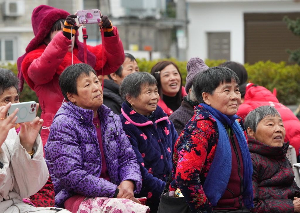 绍兴市柯桥区夏履镇莲增村村民在村口的戏台前观看民间越剧团晶蕾艺术团表演的越剧《五女拜寿》（1月25日摄）。