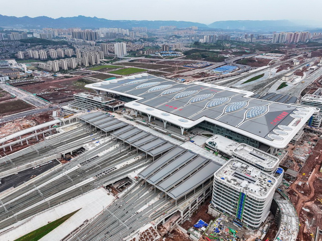 这是2月8日拍摄的重庆东站工程项目建设现场（无人机照片）。