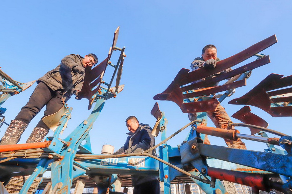 2月6日，河北省遵化市东新庄镇一家农机合作社的驾驶员在检修耕地设备。新华社发（刘满仓摄）