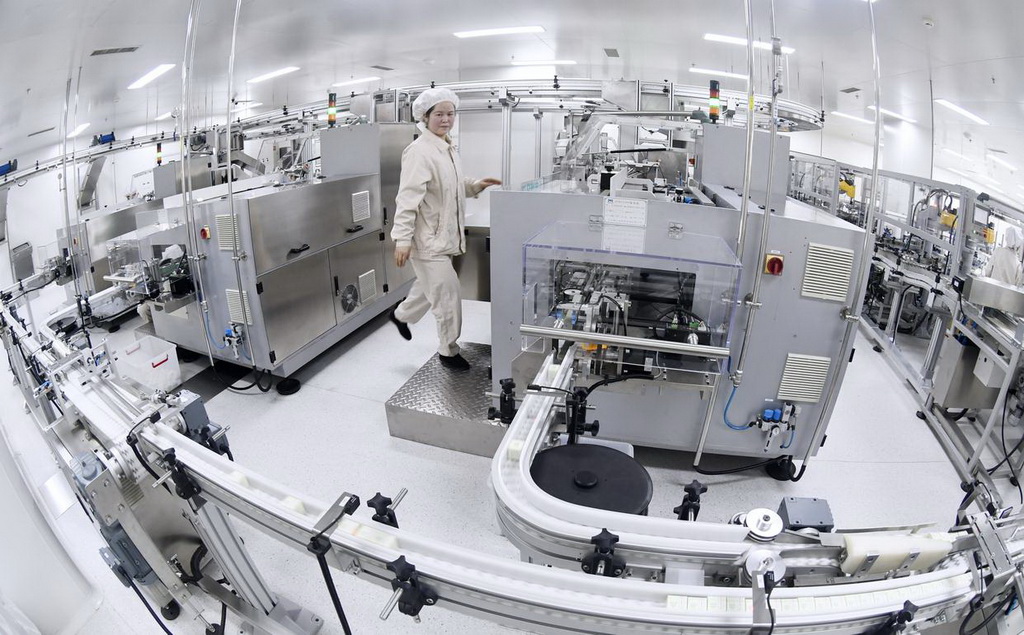 这是2月8日在位于北京市大兴区生物制药基地的北京同仁堂股份公司大兴分厂拍摄的中成药制药流水线。