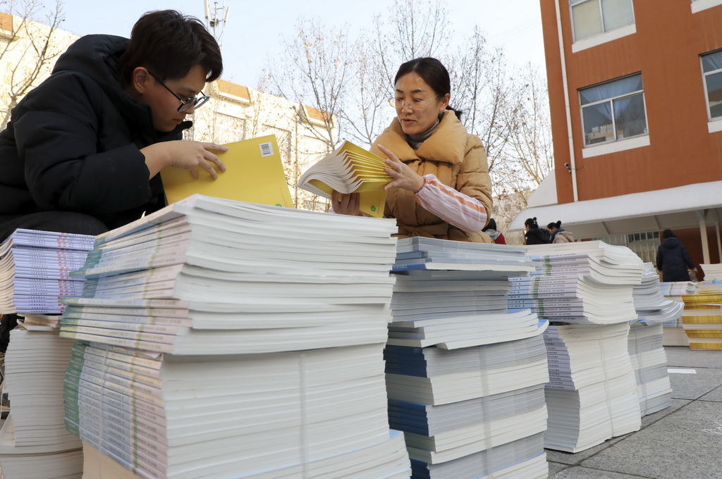 2月10日，山东省滨州市博兴县第一小学教师在清点新学期教材。新华社发（陈彬摄）