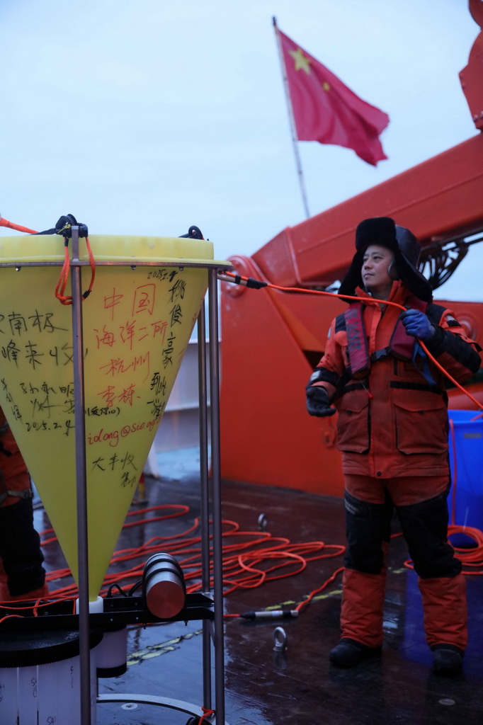 2月4日，考察队员牟剑锋在准备释放潜标。在海里放置的一年中，潜标将不断收集海洋数据，直到来年被回收。新华社记者 黄韬铭 摄