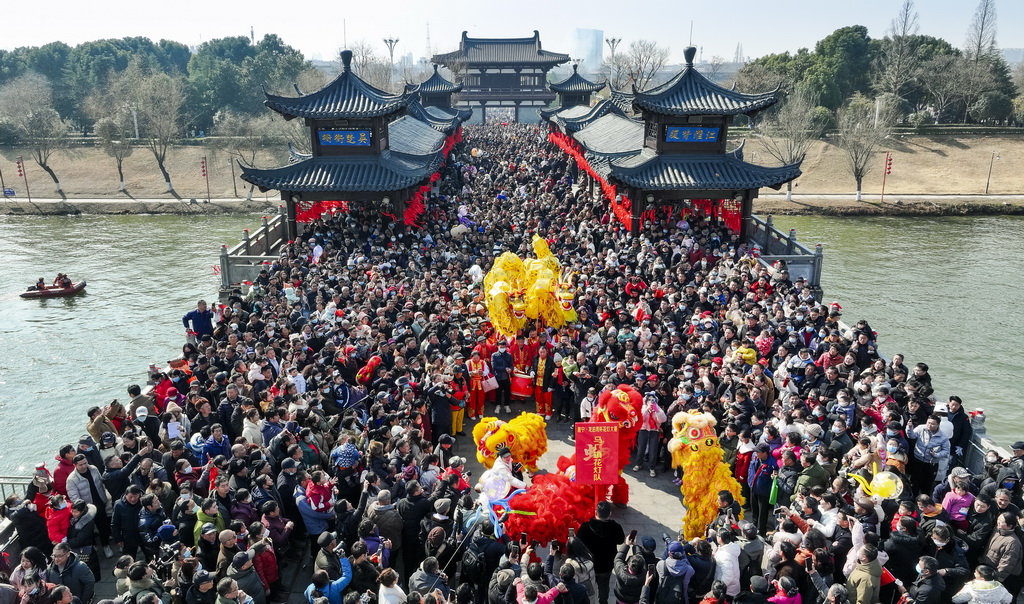 2月13日，民俗文艺表演队从全椒县太平桥上经过（无人机照片）。