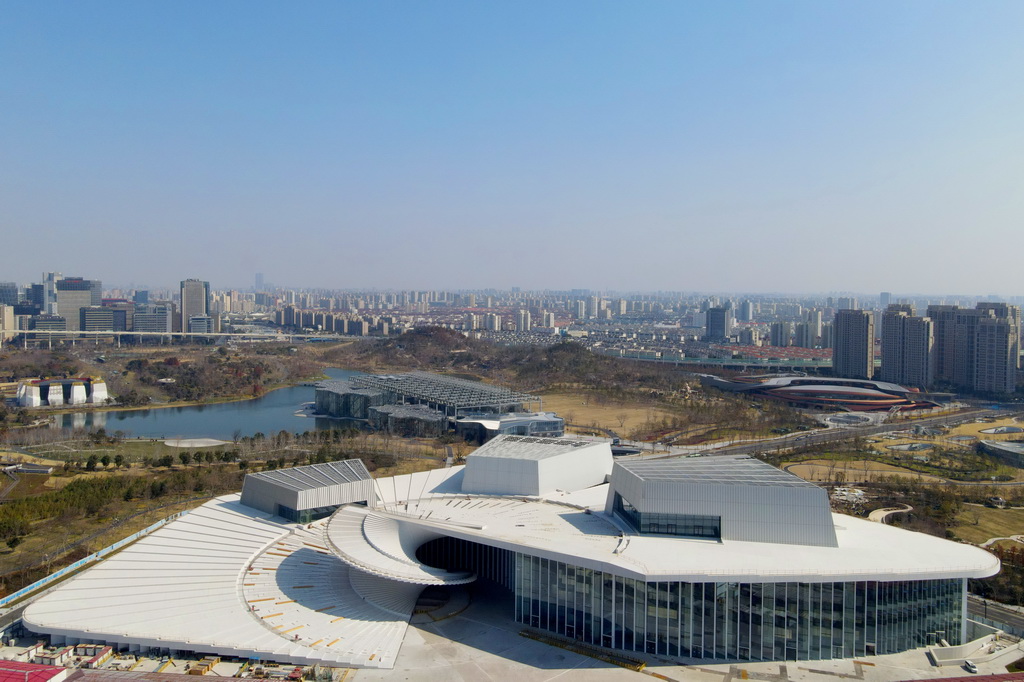 2月13日俯瞰位于世博文化公园内的上海大歌剧院（无人机照片）。