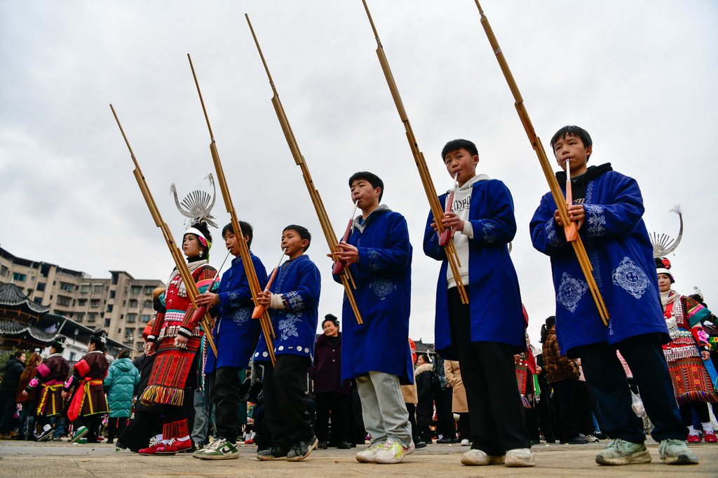 2月16日，在贵州省凯里市舟溪镇“甘囊香”芦笙堂，苗族孩子在吹奏芦笙。新华社记者 杨文斌 摄
