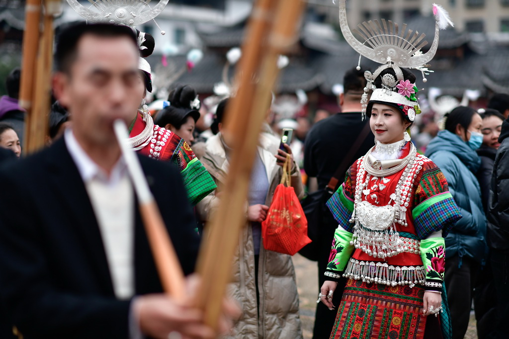 2月15日，在贵州省凯里市舟溪镇“甘囊香”芦笙堂，苗族姑娘身着盛装跳芦笙舞。新华社记者 杨文斌 摄