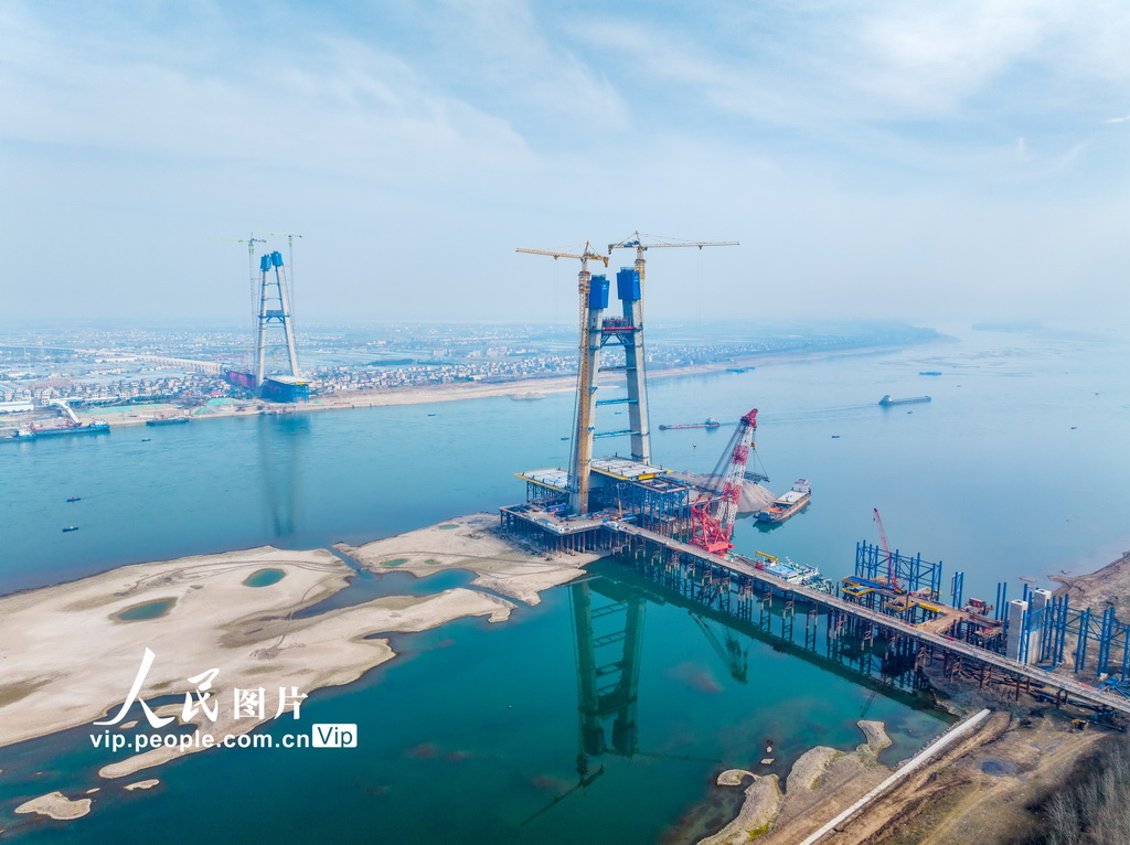 2025年2月16日，湖北宜昌，枝江长江大桥建设现场。