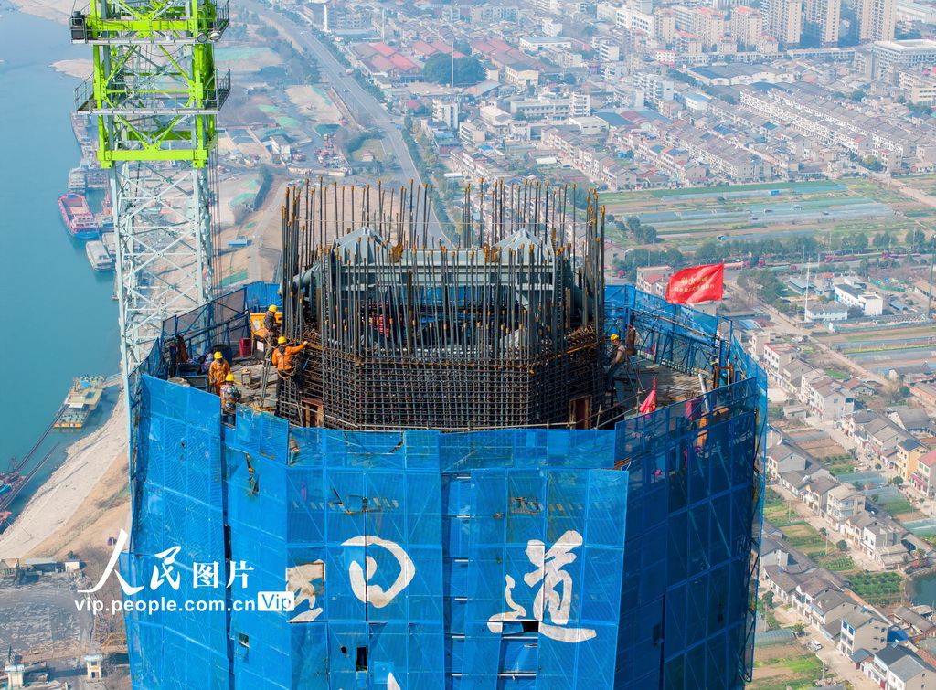2025年2月16日，湖北宜昌，枝江长江大桥建设现场。