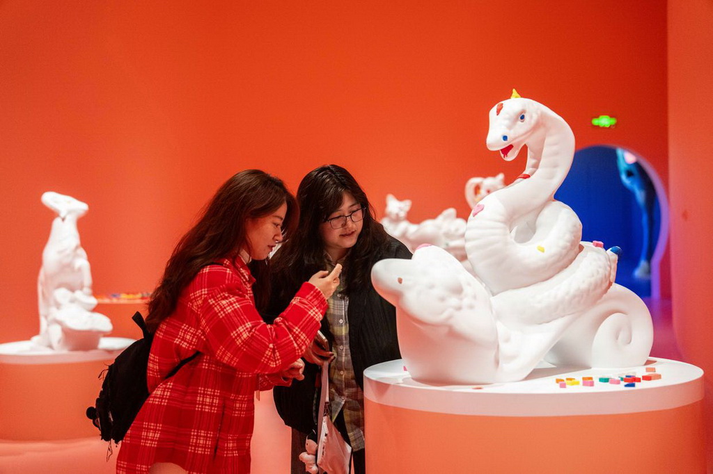 2月18日，观众在梅溪湖艺术博物馆参观展览。