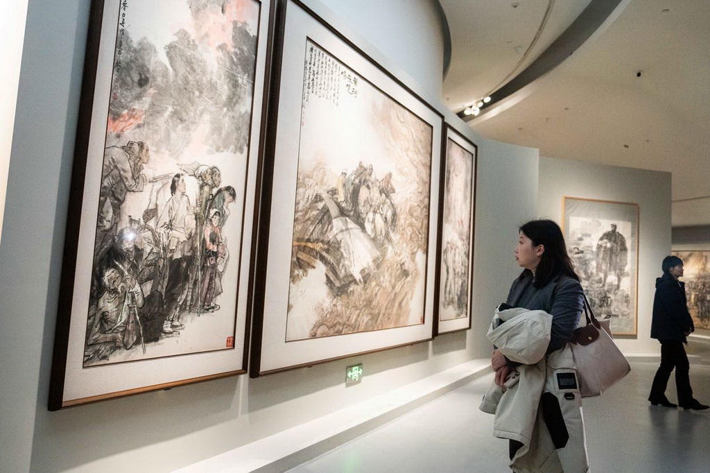 2月18日，观众在梅溪湖艺术博物馆参观展览。
