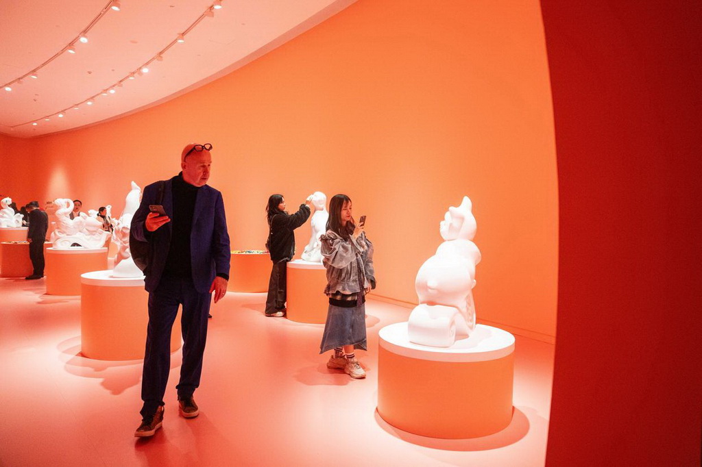 2月18日，观众在梅溪湖艺术博物馆参观展览。