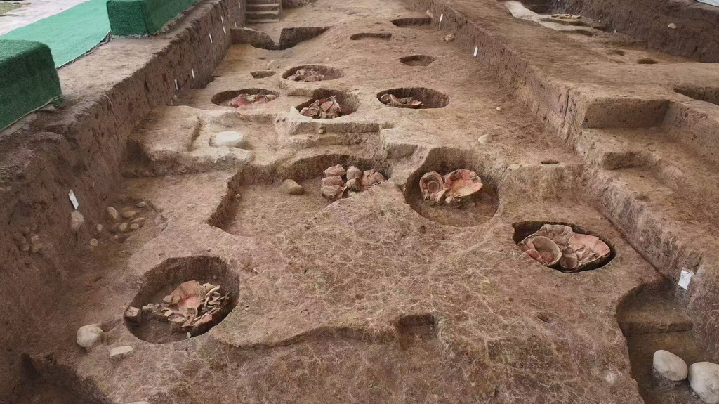 浙江仙居县下汤遗址北区人工土台及器物坑（资料照片）。