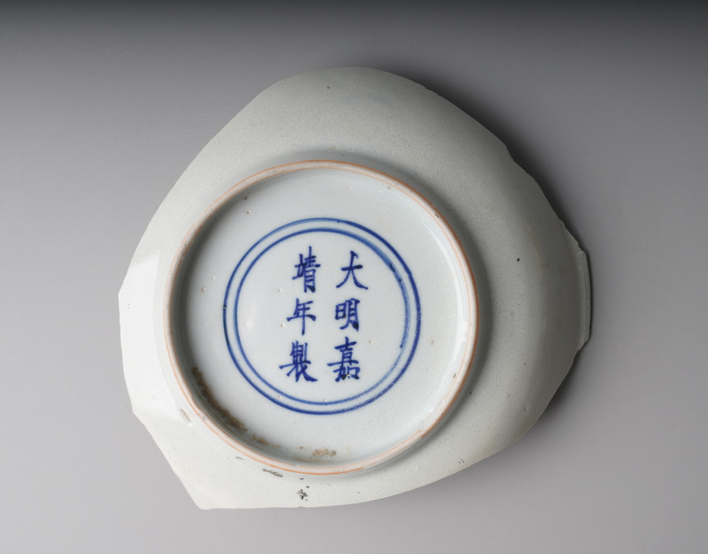 江西景德镇市天后宫出土的白釉瓷盘残片（资料照片）。