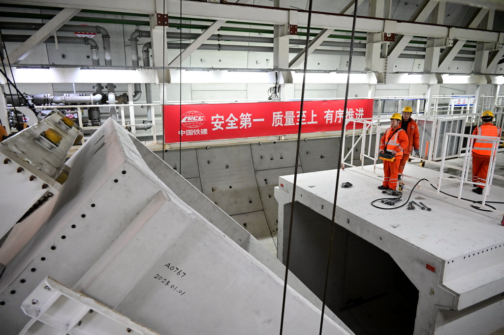 2月19日，青岛胶州湾第二隧道工程南线主隧道盾构段，中铁十四局建设者在进行箱涵拼装作业。
