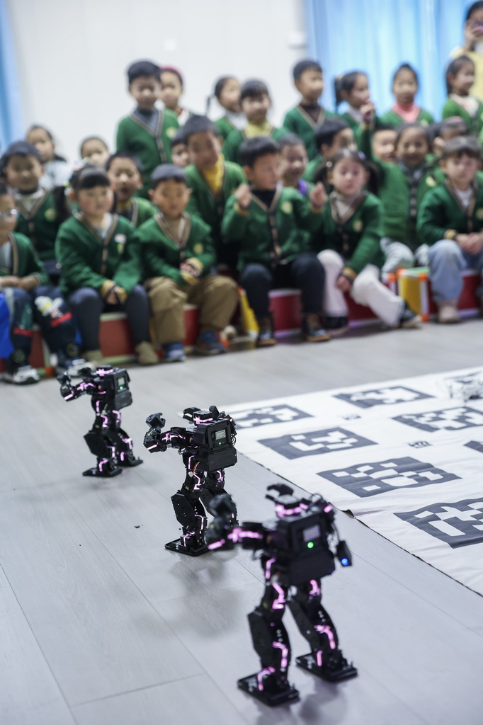2月19日，诸暨市暨南街道南悦幼儿园的孩子们在拓展课程上观看机器人舞蹈。