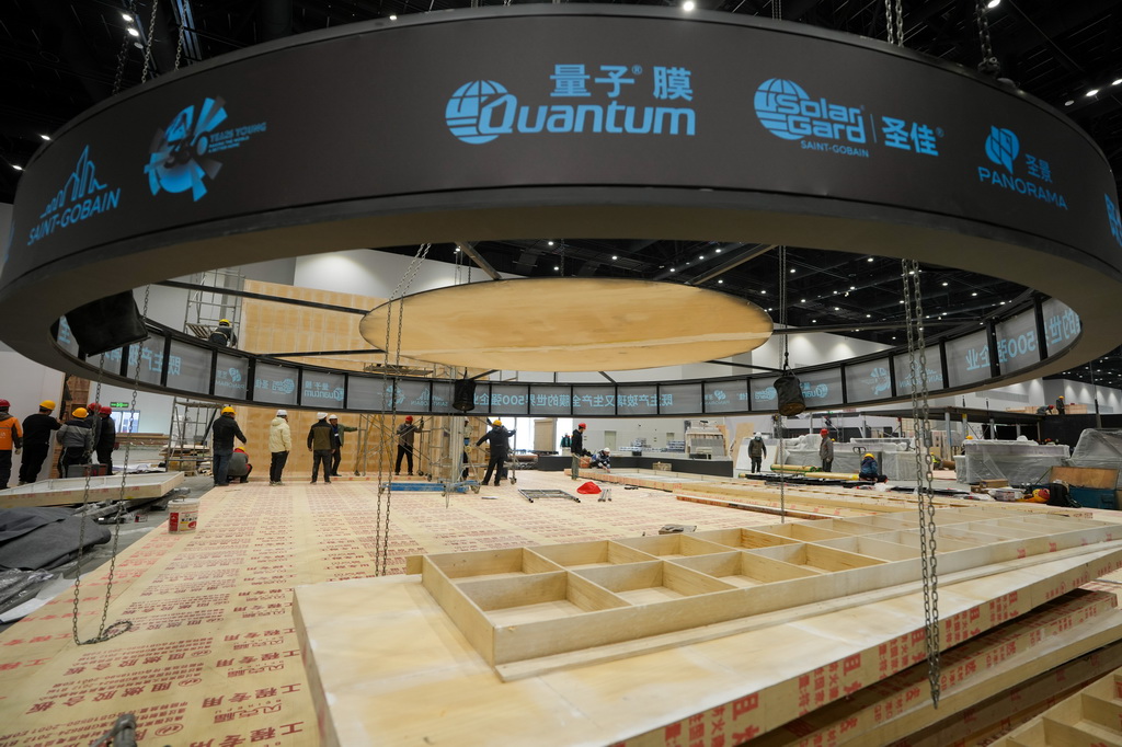 2月19日，工作人员在首都国际会展中心内布展。新华社记者 鞠焕宗 摄