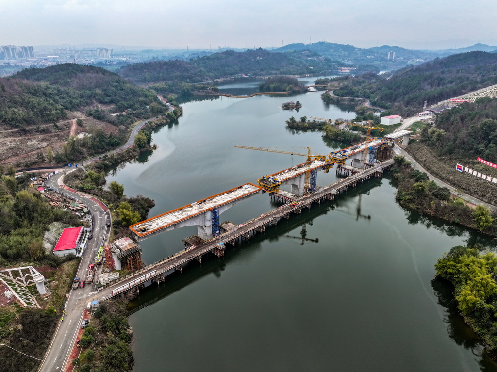 这是2月20日拍摄的成渝中线高铁玄天湖双线大桥建设项目施工现场（无人机照片）。