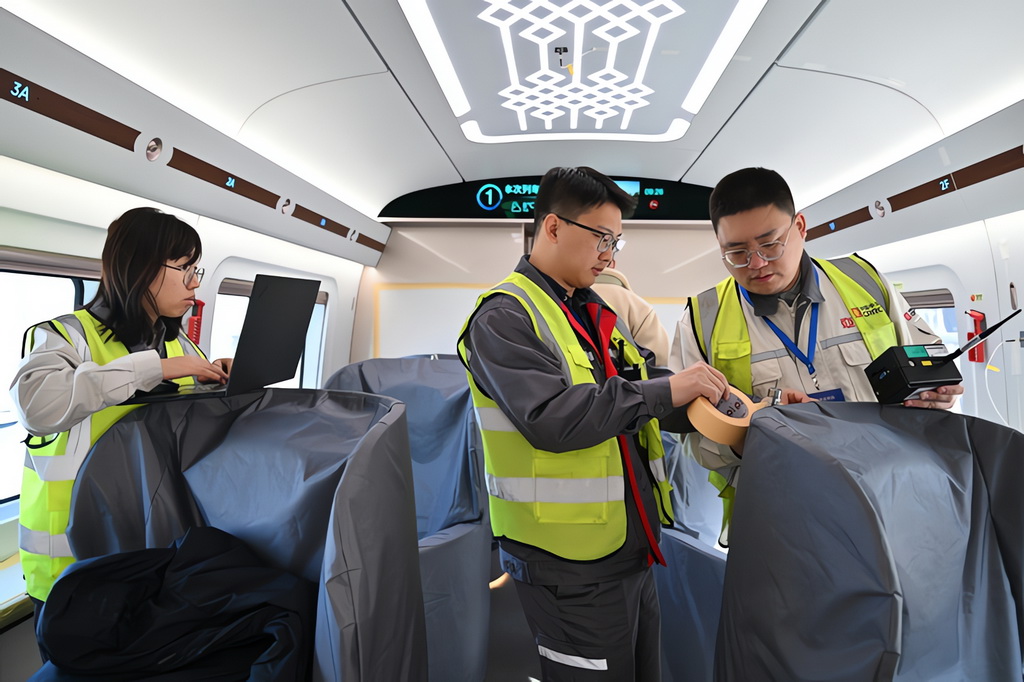2月25日，工作人员在铁科院国家铁道试验中心对CR450动车组样车进行试验验证时在车厢内布置温度传感器。新华社记者 李鑫 摄