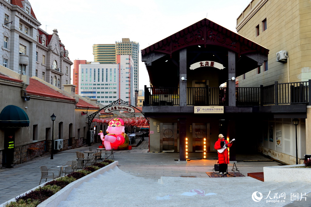 青岛市南区的街景街貌。