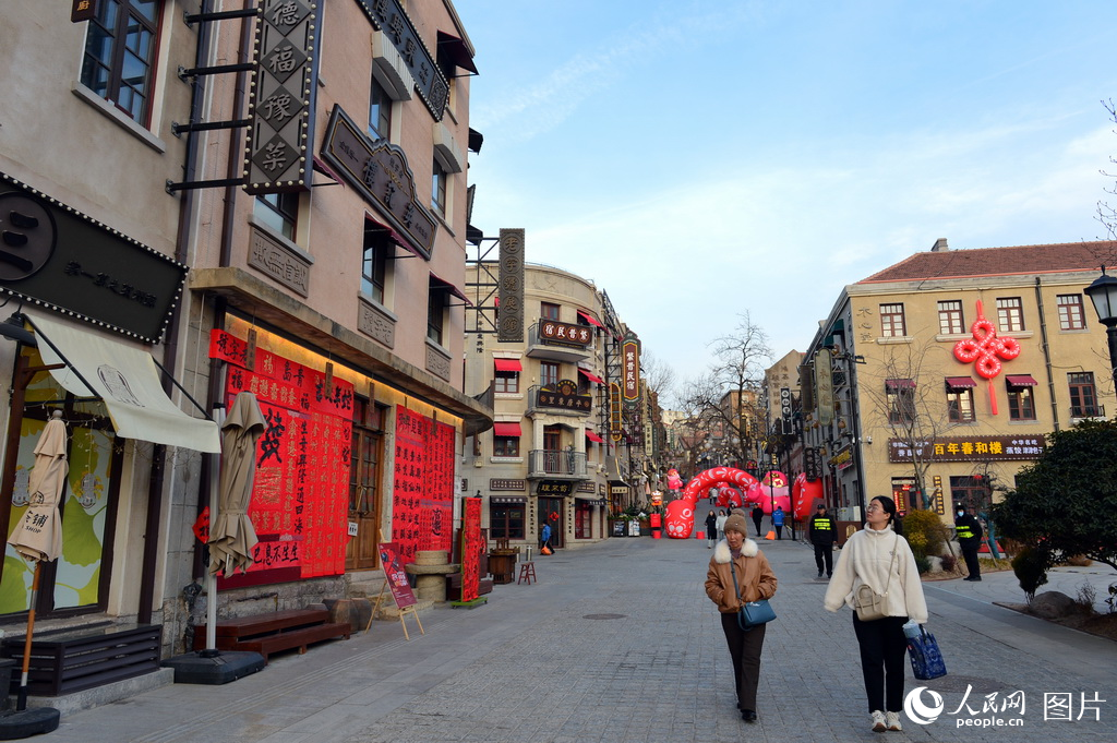 青岛市南区的街景街貌。