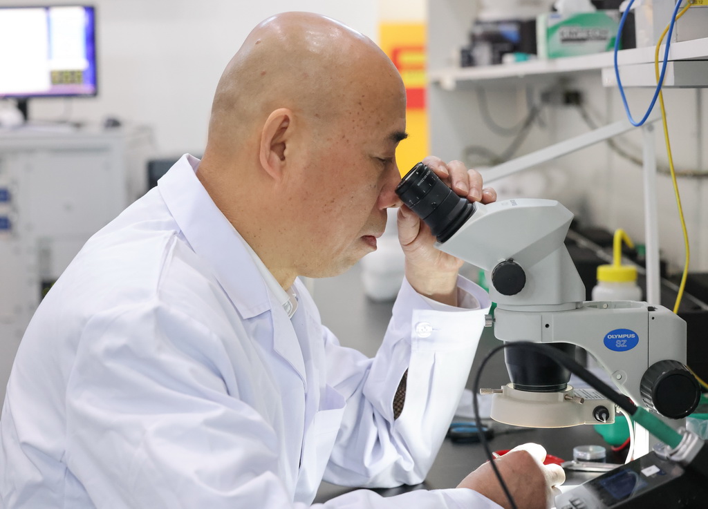 2月26日，中国科学院物理研究所怀柔研究部主任、综合极端条件实验装置首席科学家吕力在极端条件量子态调控系统进行科研工作。新华社记者 殷刚 摄