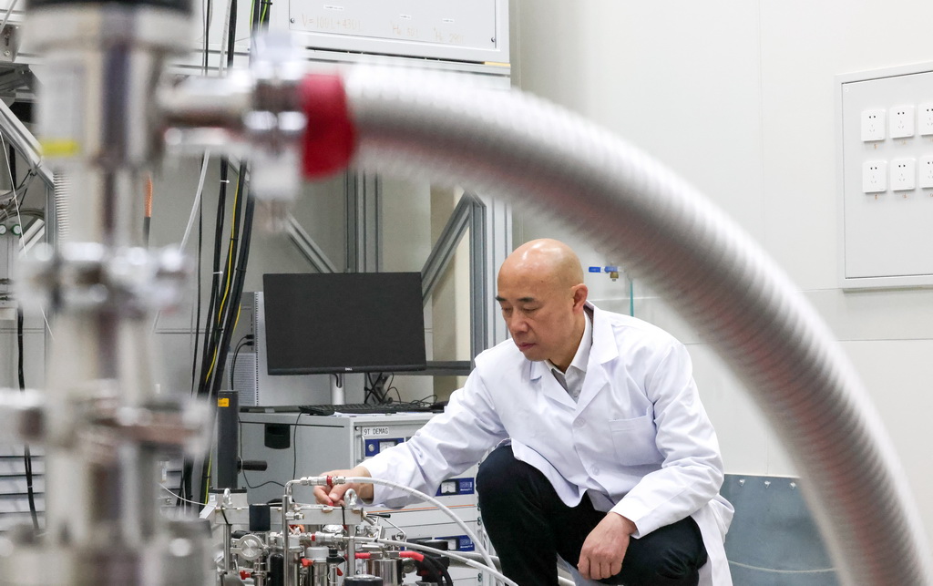 2月26日，中国科学院物理研究所怀柔研究部主任、综合极端条件实验装置首席科学家吕力在极端条件量子态调控系统进行科研工作。新华社记者 殷刚 摄