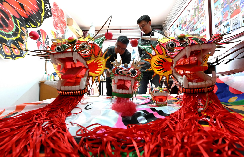 2月26日，王彦州（左）在石家庄市家中制作龙风筝。新华社发（陈其保摄）