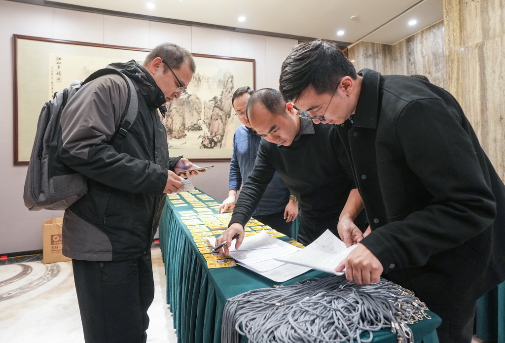 2月27日，记者在全国两会新闻中心领取记者证。
