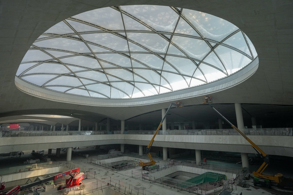 施工人员在北京城市副中心站枢纽工程内部施工（2月26日摄）。